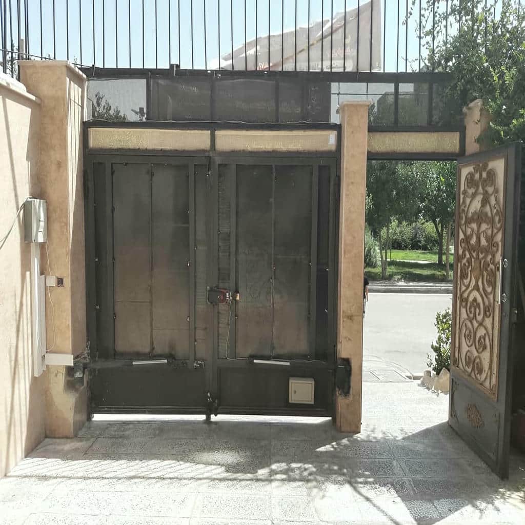جک درب پارکینگ در استان یزد در مرحله اندازه گیری تخصصی ورودی