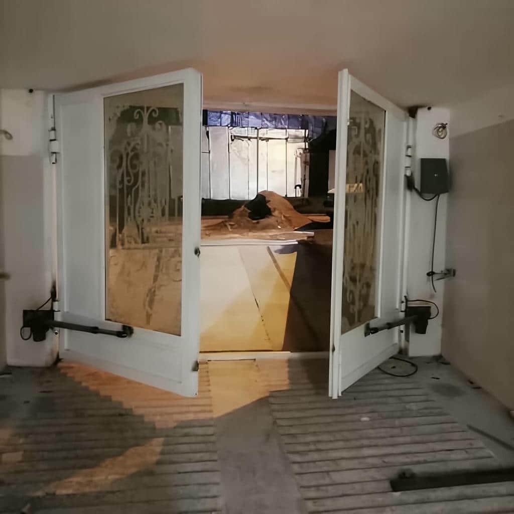 جک درب پارکینگ در ارومیه در مرحله اندازه گیری تخصصی باغ