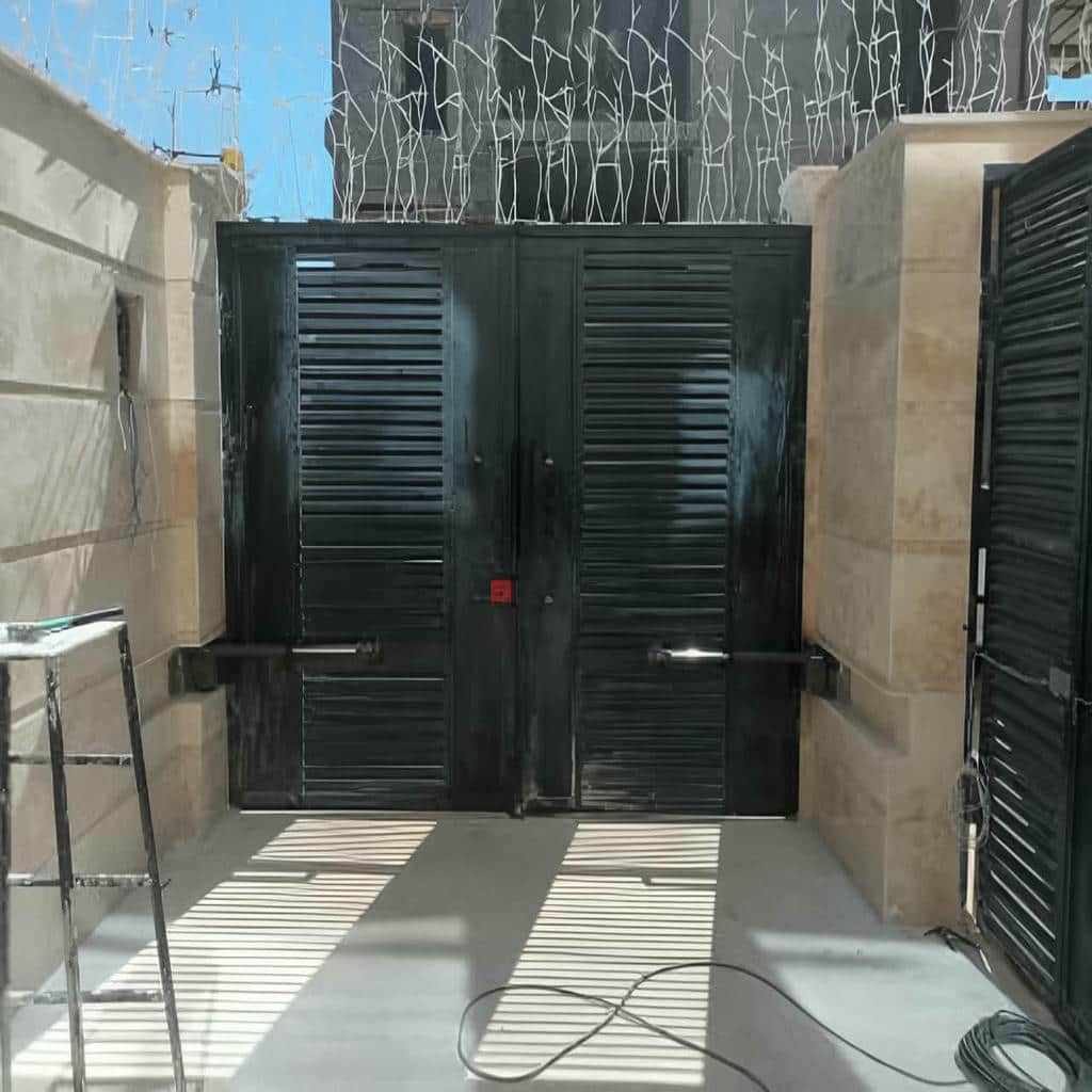جک درب ویلایی با کابل کشی منظم ورودی لوکس