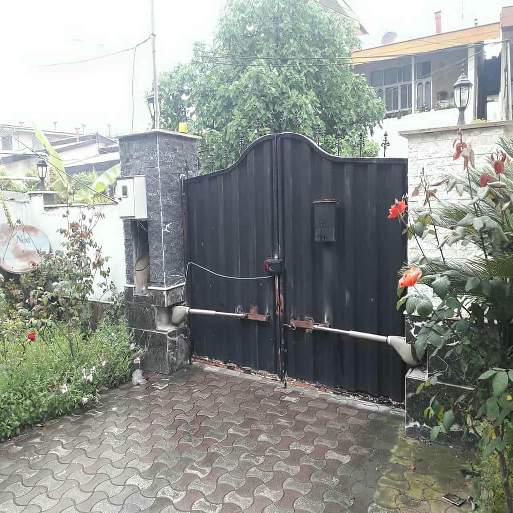 جک درب ویلایی با کابل کشی منظم کنار درب