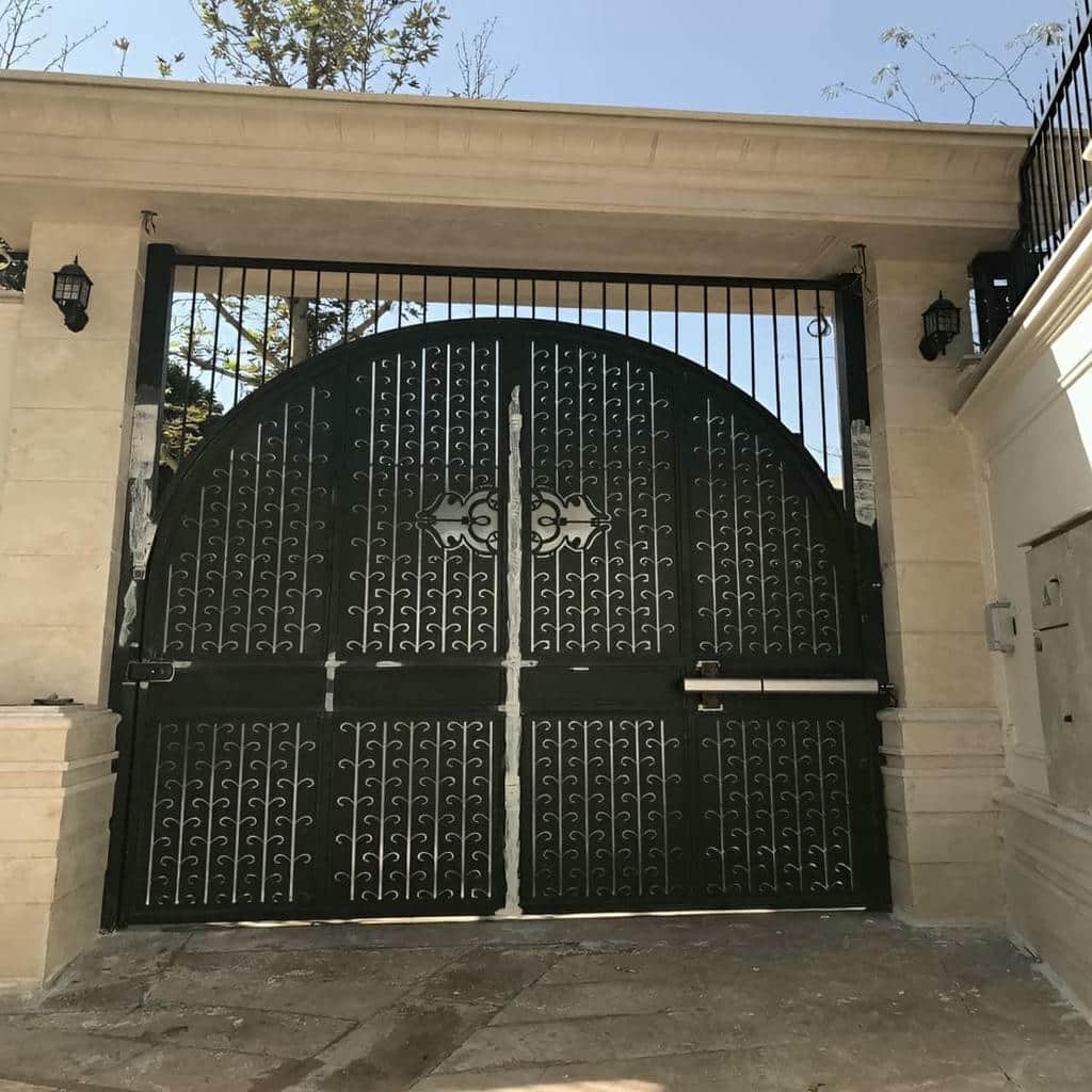 جک دو لنگه در مرحله اندازه گیری درب پارکینگ