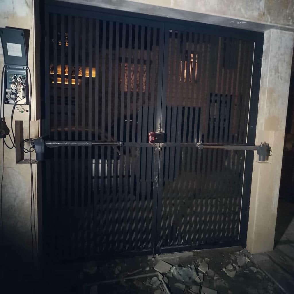 جک درب پارکینگ در شهرکرد با بدنه فلزی کنار نمای کلاسیک