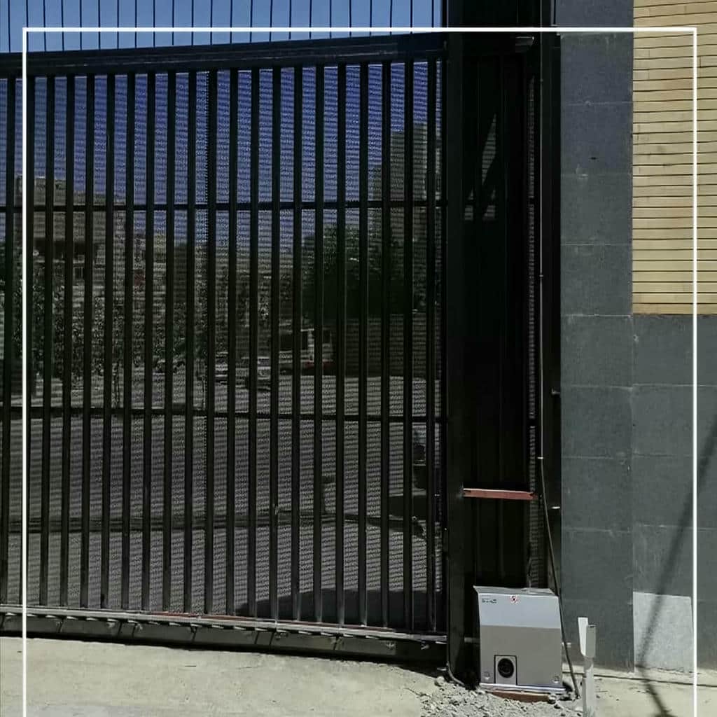جک ریلی در مرحله اندازه گیری مسیر حرکت درب