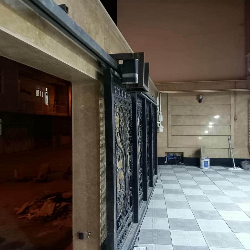 اپراتور درب پارکینگ با تجهیزات جانبی مرتب