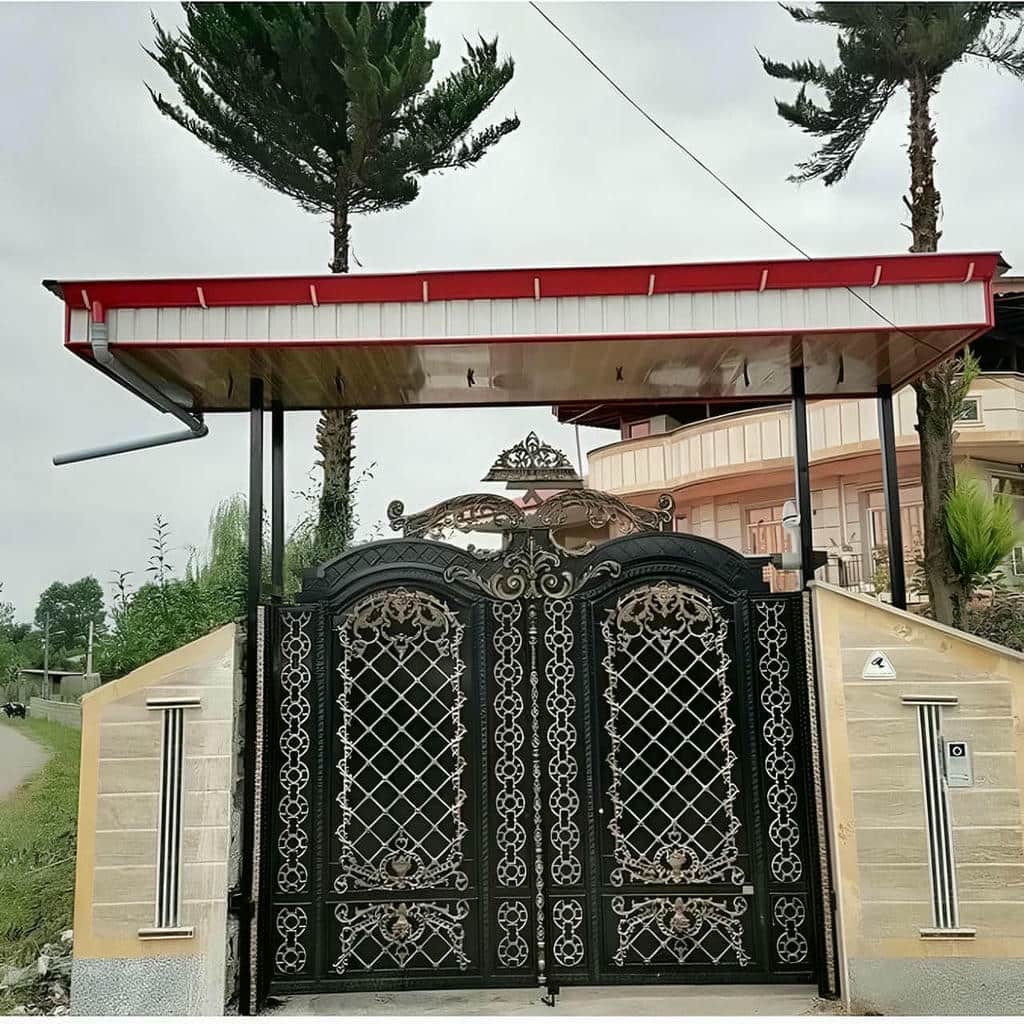 درب حیاط در استان مازندران با بدنه فلزی برای ورودی کم عرض