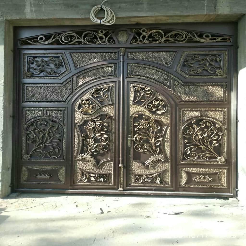 درب حیاط در استان یزد هنگام مقایسه مدل های ساده
