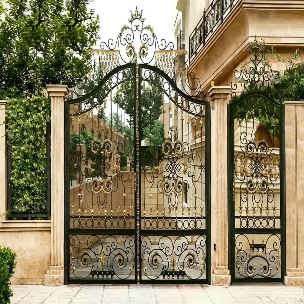 درب حیاط در استان سمنان هنگام مشاوره شرایط ضمانت