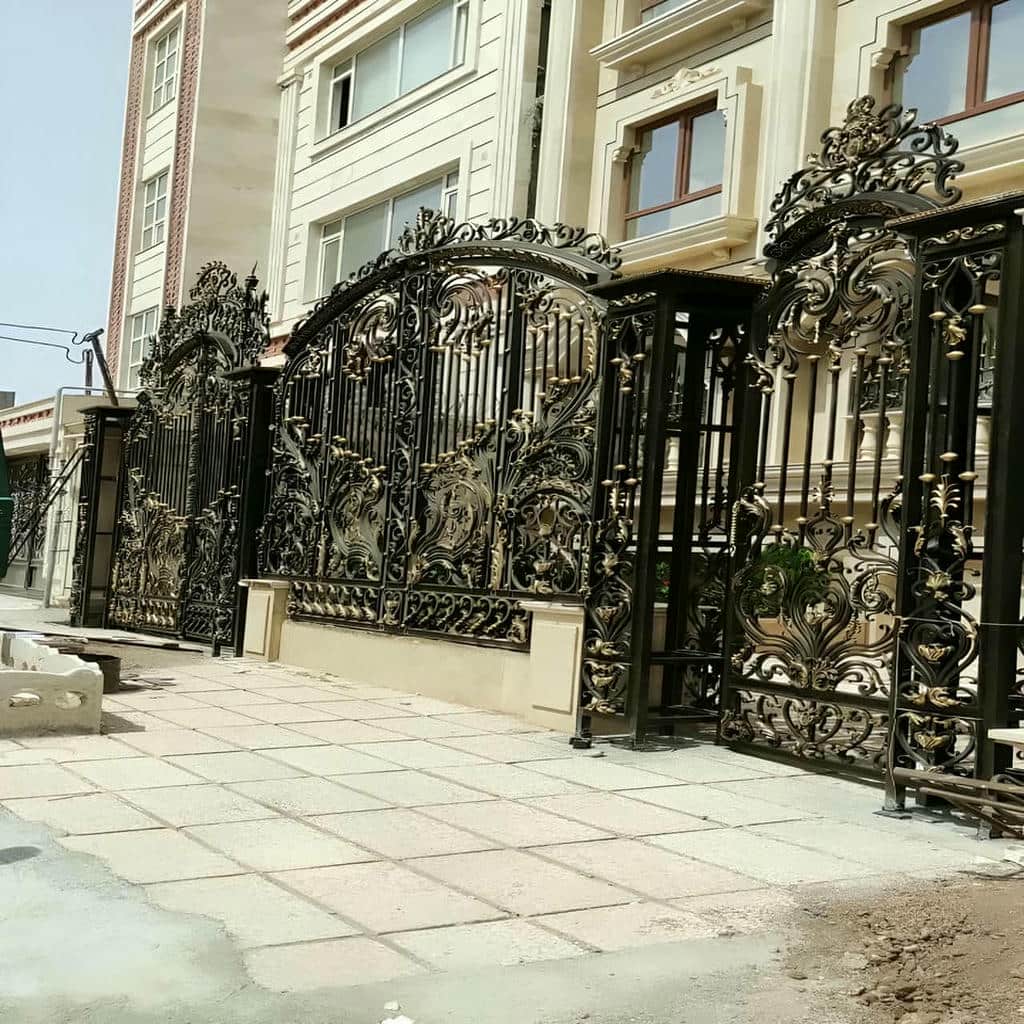 درب حیاط در همدان هنگام مقایسه مدل های قابل سفارش
