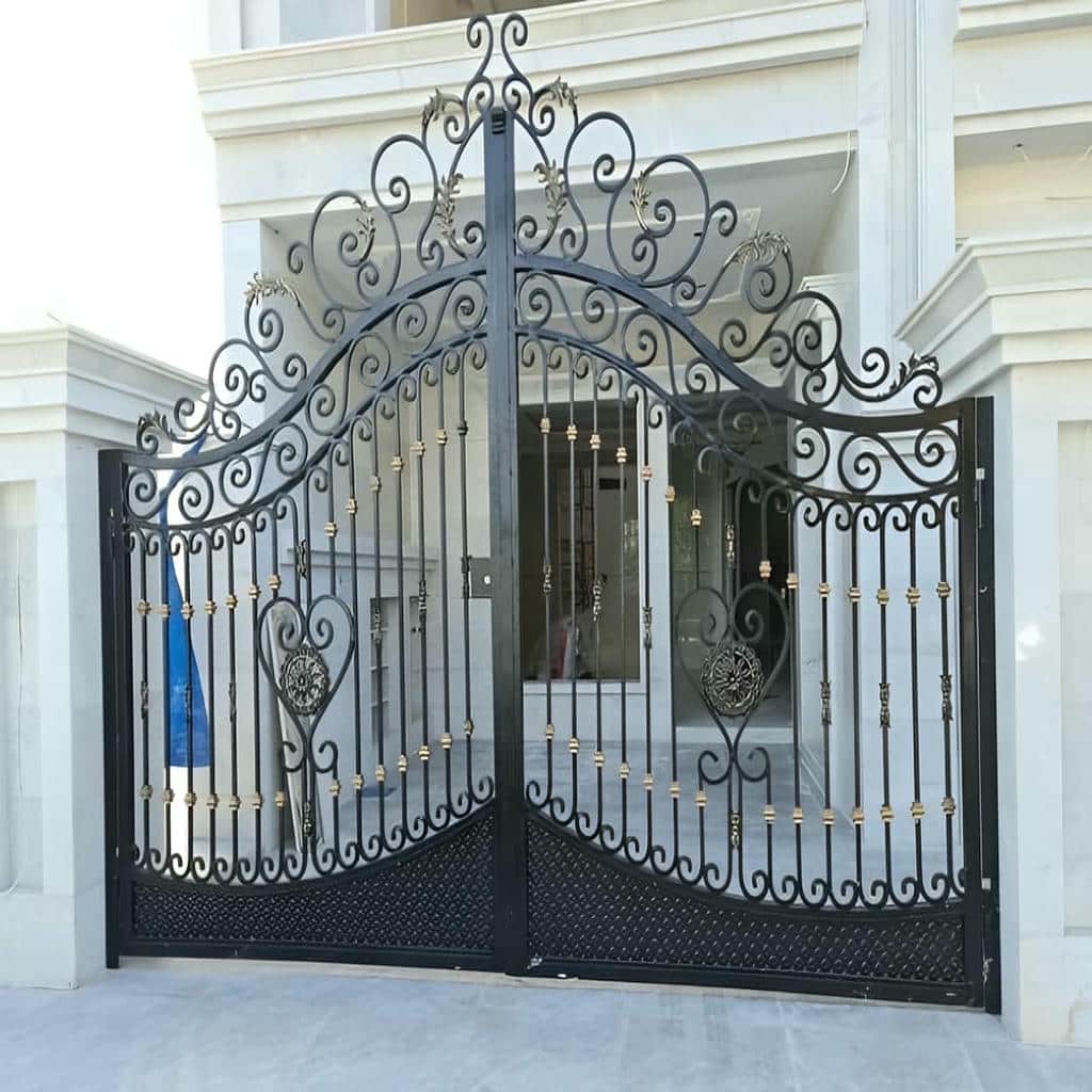 درب حیاط در استان مرکزی با طرح کلاسیک برای ورودی ساختمان