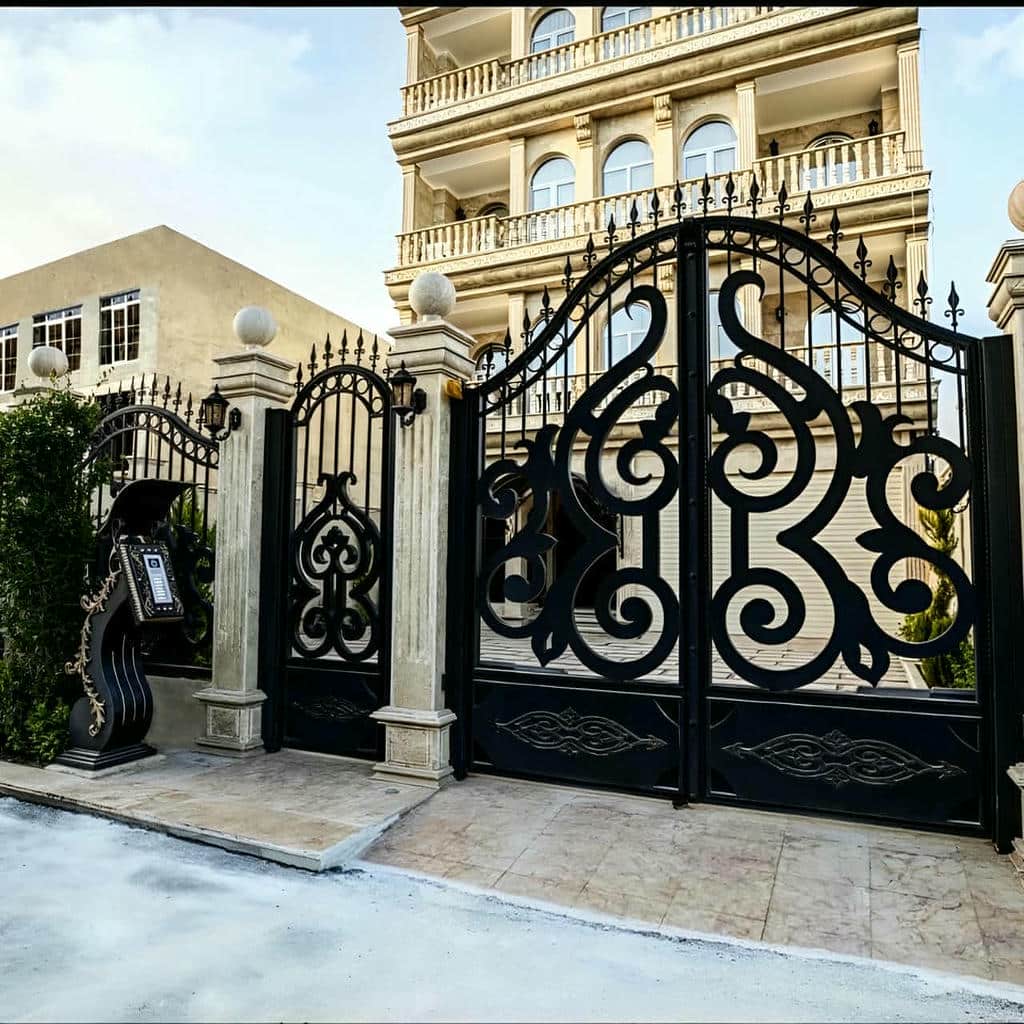 درب آپارتمان در مرحله اندازه گیری دهانه