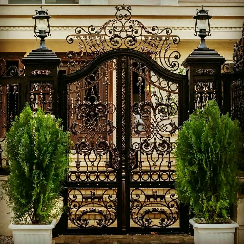 درب ساختمان با چهارچوب مناسب فضای کم عرض