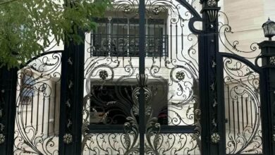 درب حیاط در استان مرکزی با رنگ مشکی هماهنگ با نما