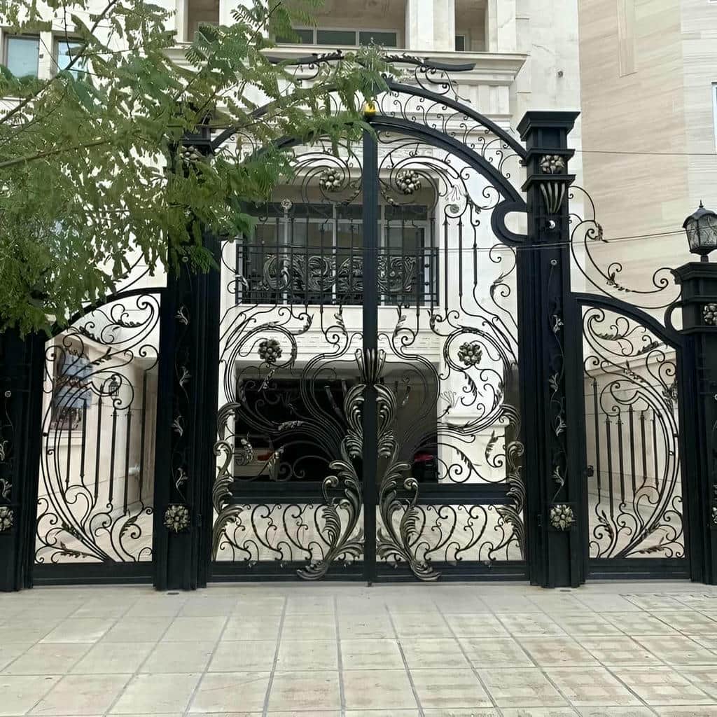 درب حیاط در استان مرکزی با رنگ مشکی هماهنگ با نما