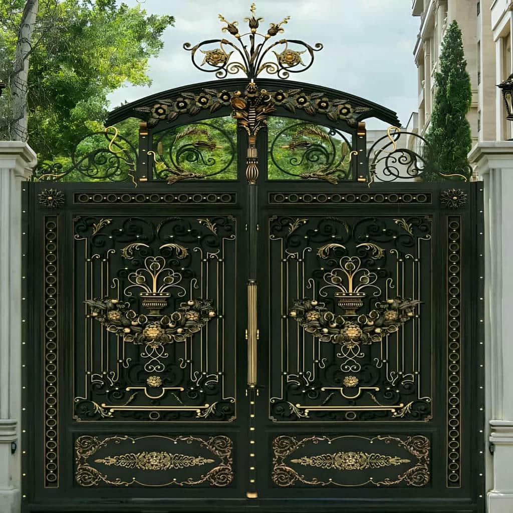 درب حیاط در قزوین هنگام بازدید تخصصی محل
