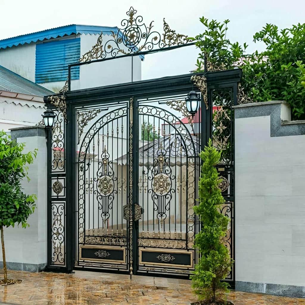 درب حیاط در رشت با دهانه بزرگ و بدنه فلزی