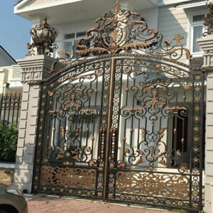 درب حیاط در قزوین با چهارچوب فلزی و ساخت سفارشی