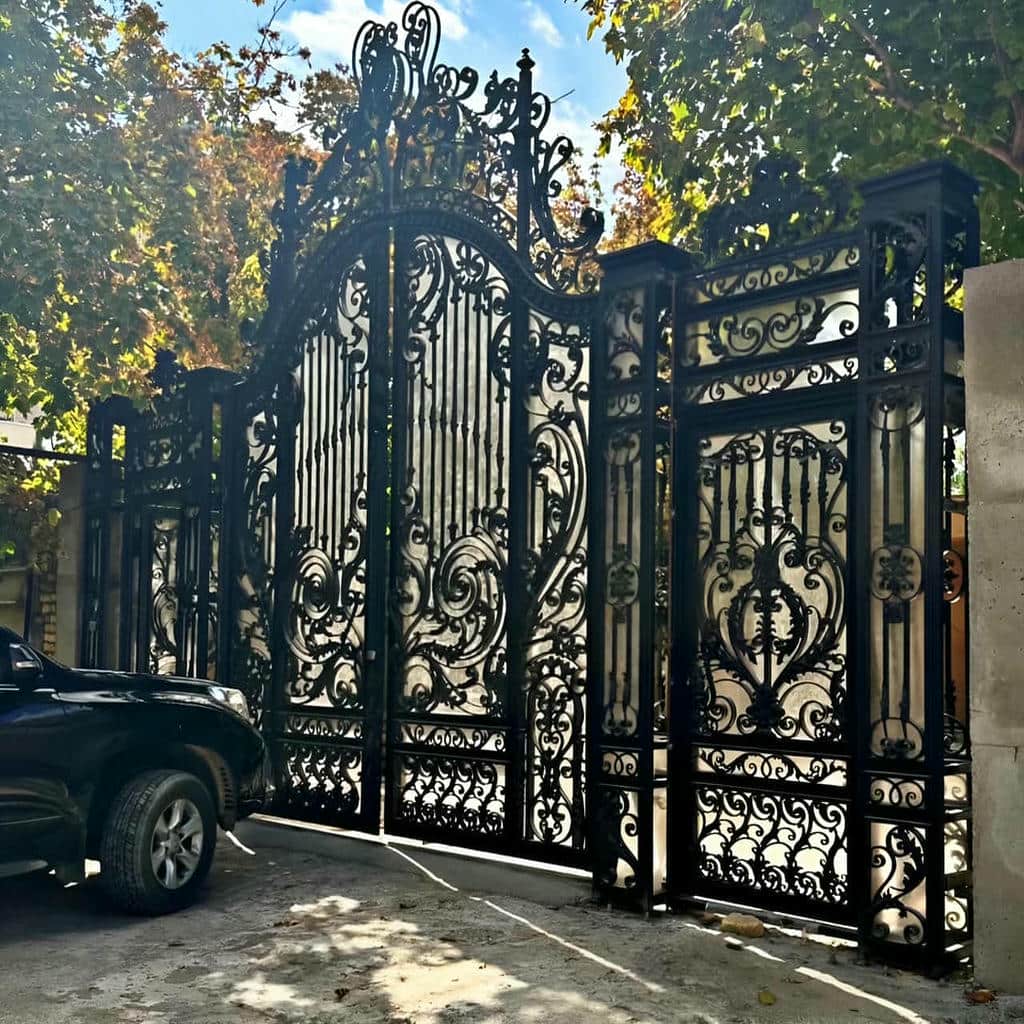 درب حیاط در کرمان هنگام مشاوره ابعاد ورودی
