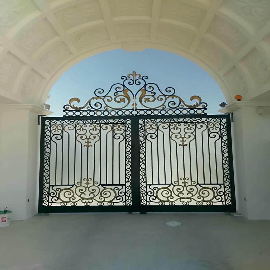 درب حیاط در استان کرمان هنگام مشاوره شرایط محیطی