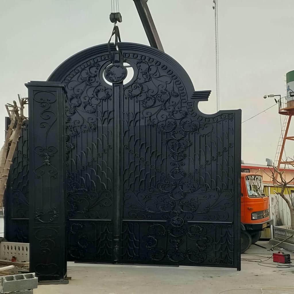 درب حیاط در رشت با مدل آهنی مناسب دهانه بزرگ