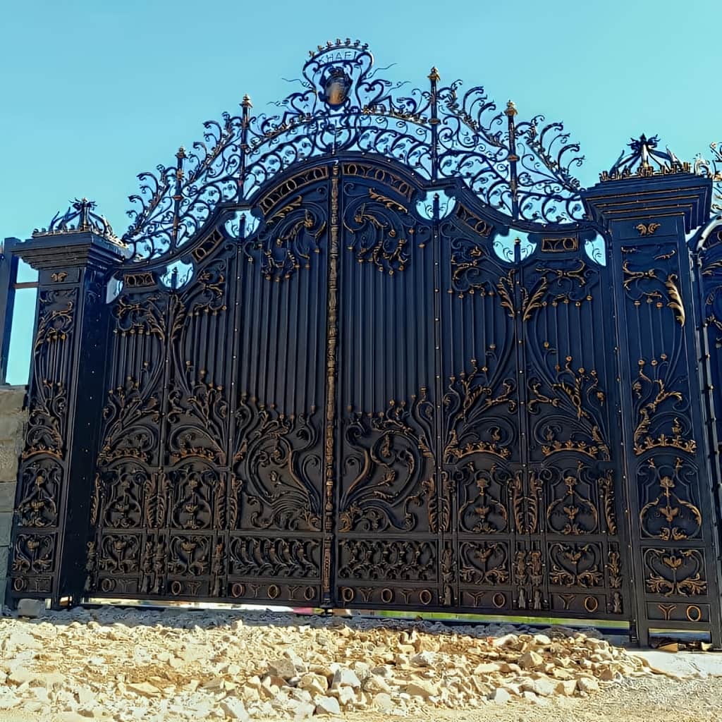 درب حیاط در استان ایلام هنگام مشاوره و بررسی سفارش