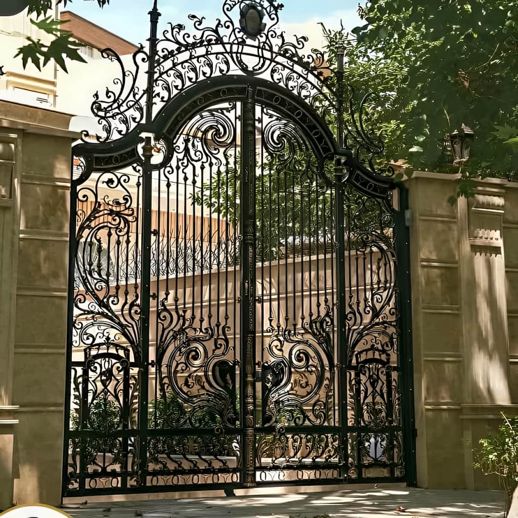 درب لاکچری حیاط با پوشش یکنواخت فلزی