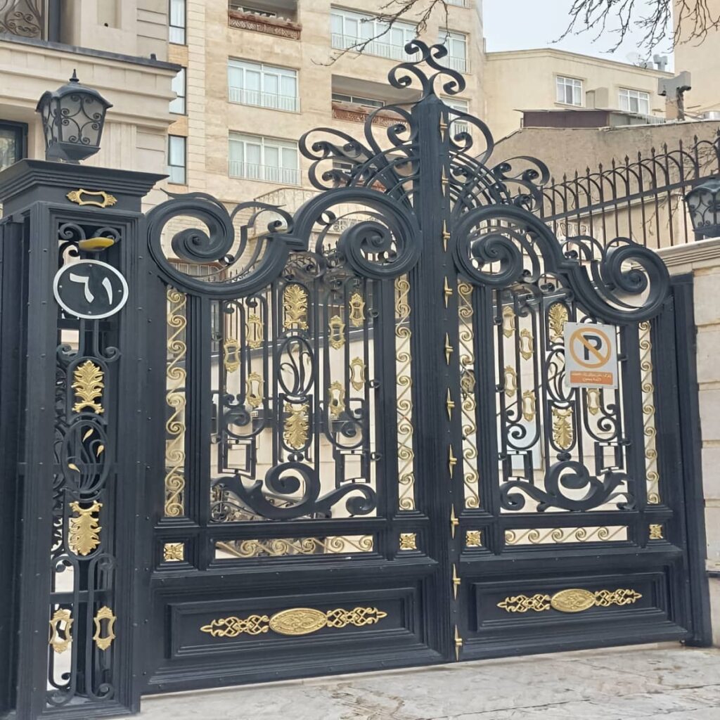 درب حیاط در اردبیل هنگام بازدید تخصصی ورودی