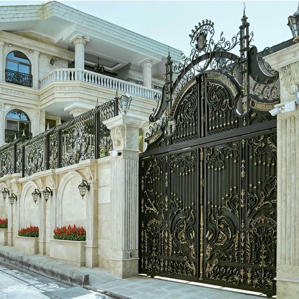 درب حیاط در استان یزد هنگام مشاوره و بررسی سفارش