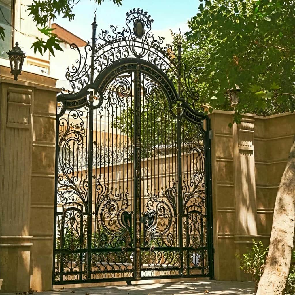 درب حیاط در استان یزد با مدل فلزی ساده