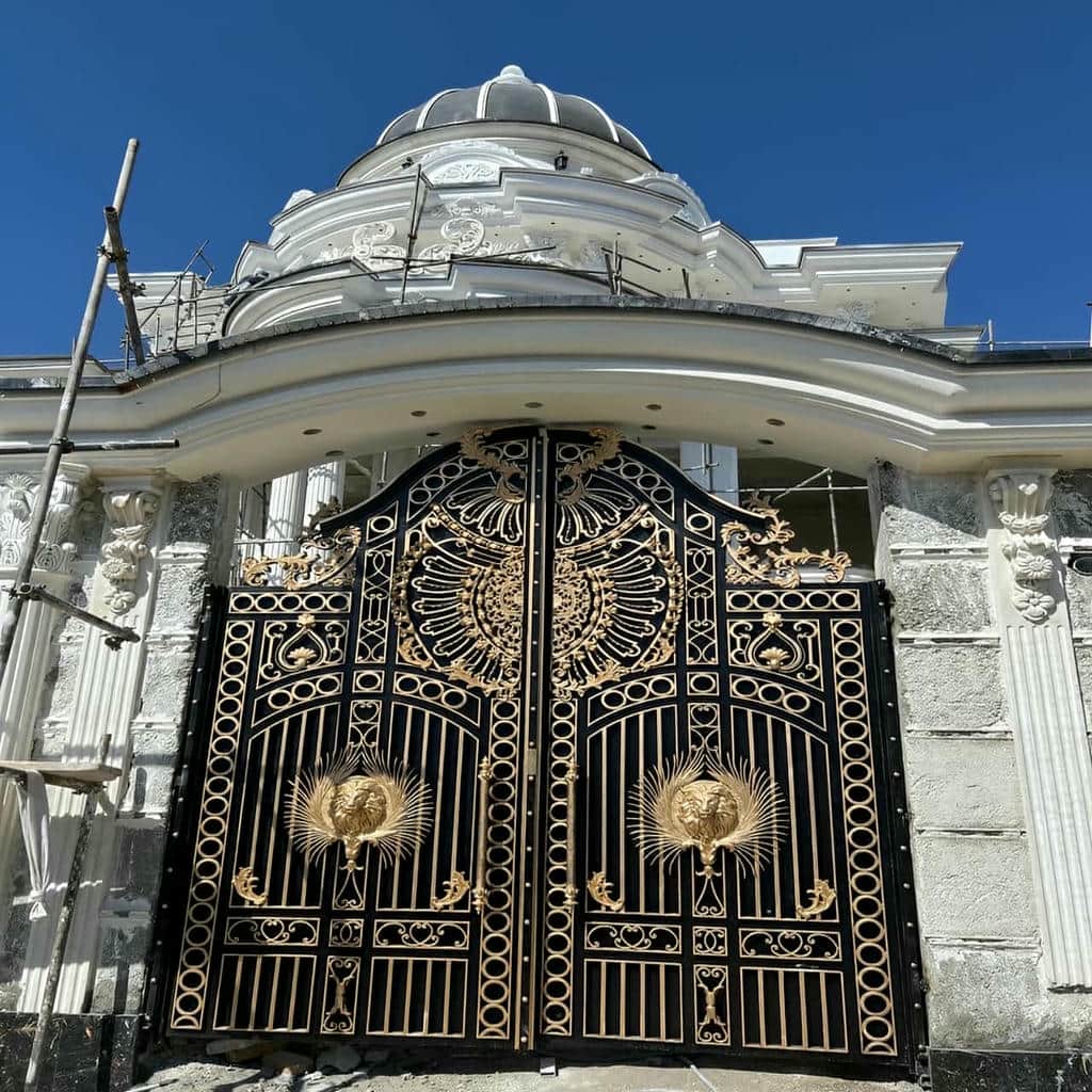 درب خانه با پوشش مناسب تابش آفتاب درب خانه با پوشش مناسب تابش آفتاب