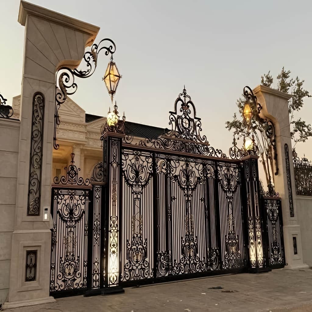 درب حیاط در زنجان هنگام مشاوره غیرحضوری سفارش