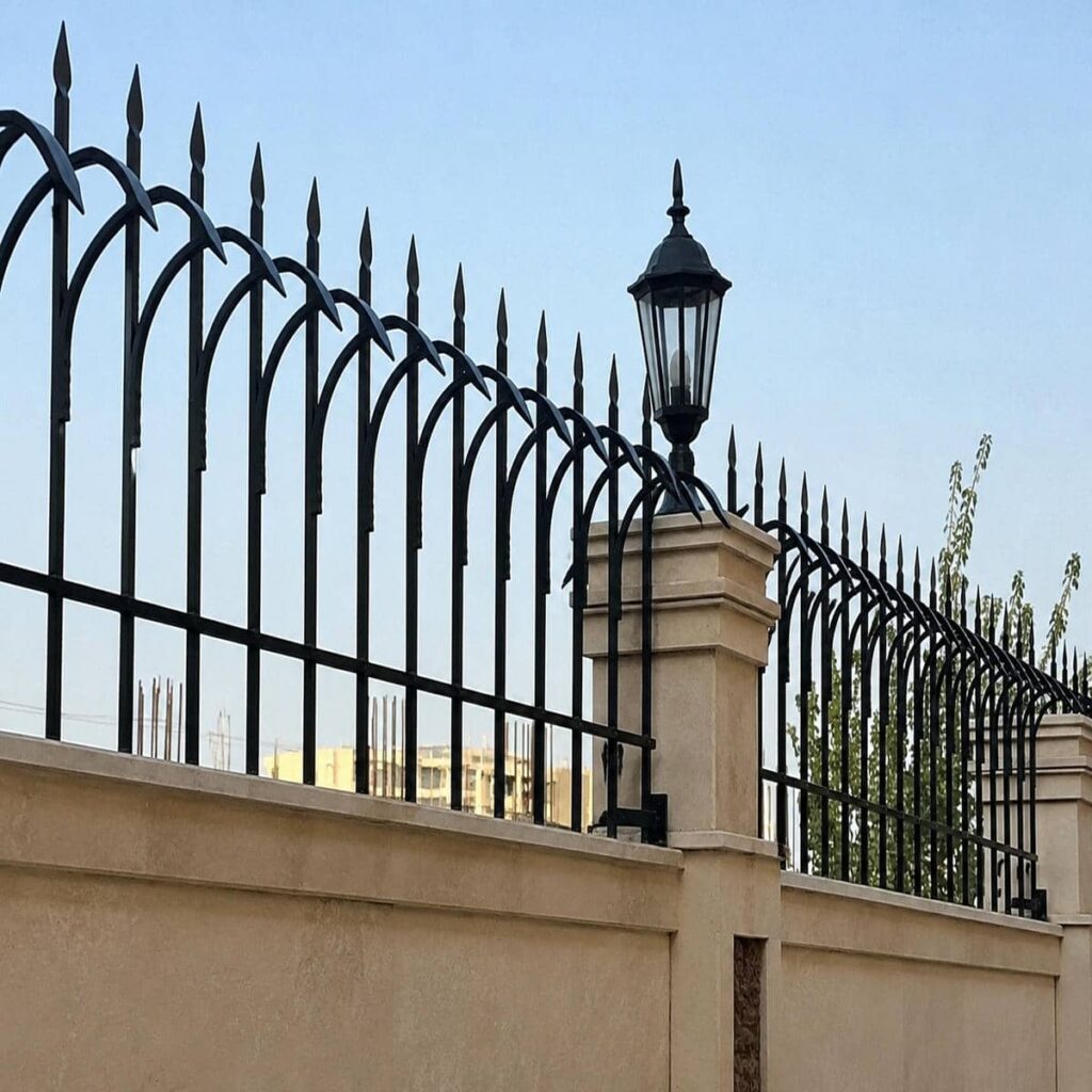 حفاظ دیوار در بجنورد با مدل سرنیزه ای و ارتفاع متناسب