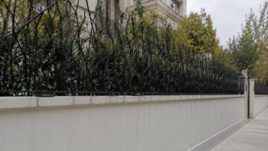 نرده آهنی روی دیوار فلزی با طراحی باریک و کم عرض
