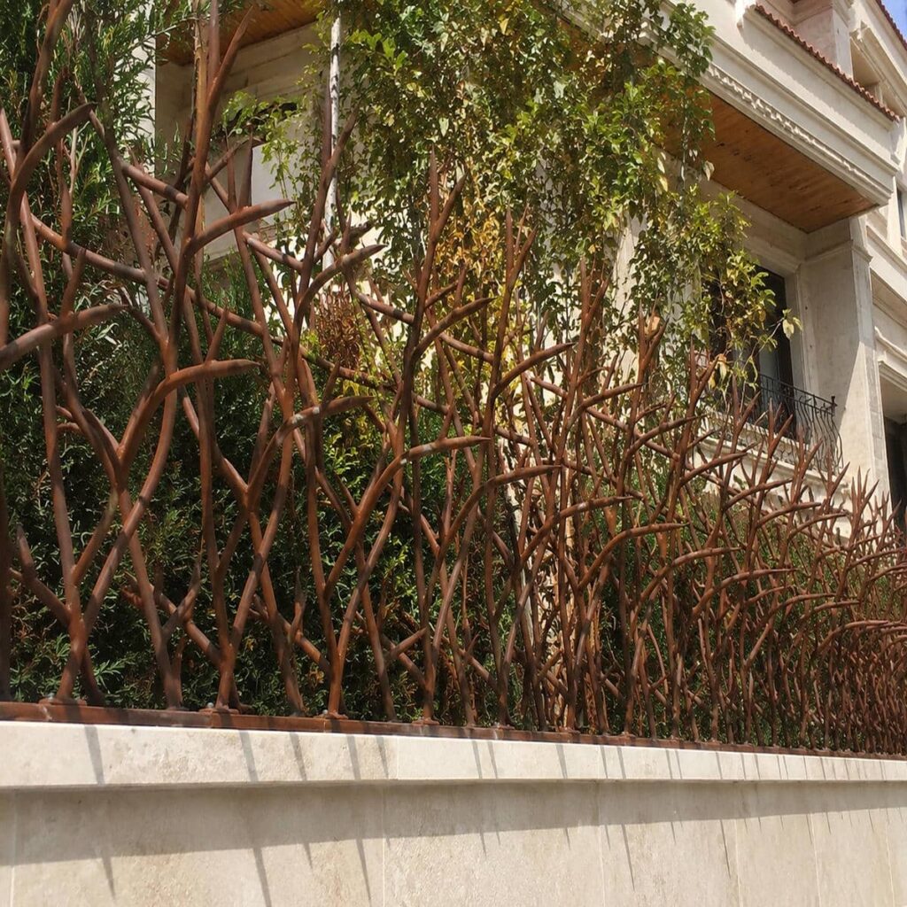 حفاظ دیوار حیاط با پوشش رنگ کوره ای مقاوم