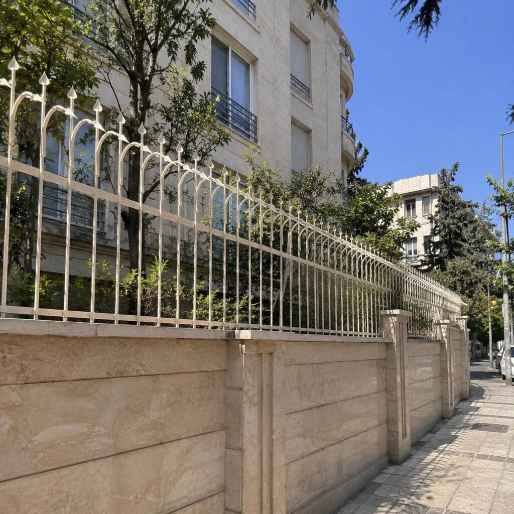 حفاظ روی دیوار نصب شده روی سطح بتنی ساختمان