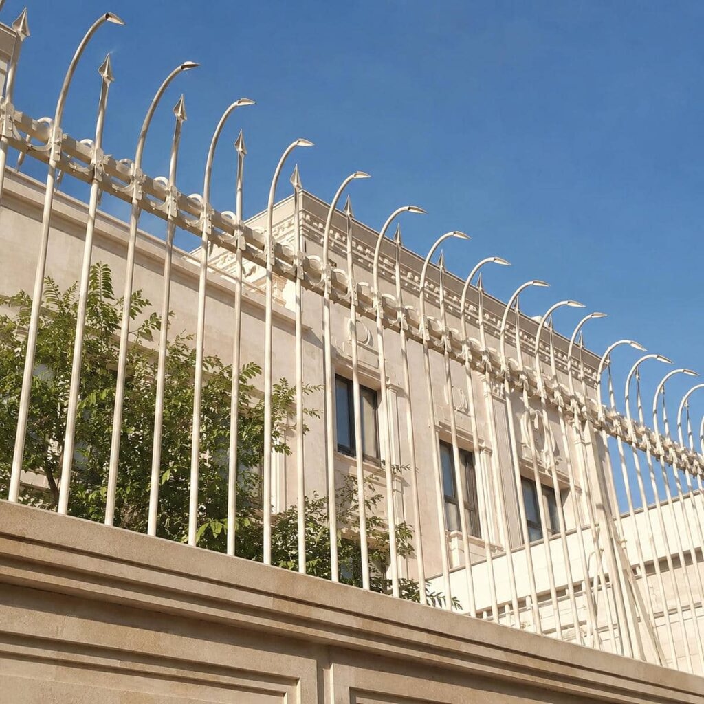 نرده روی دیوار مناسب نمای ویلایی کلاسیک