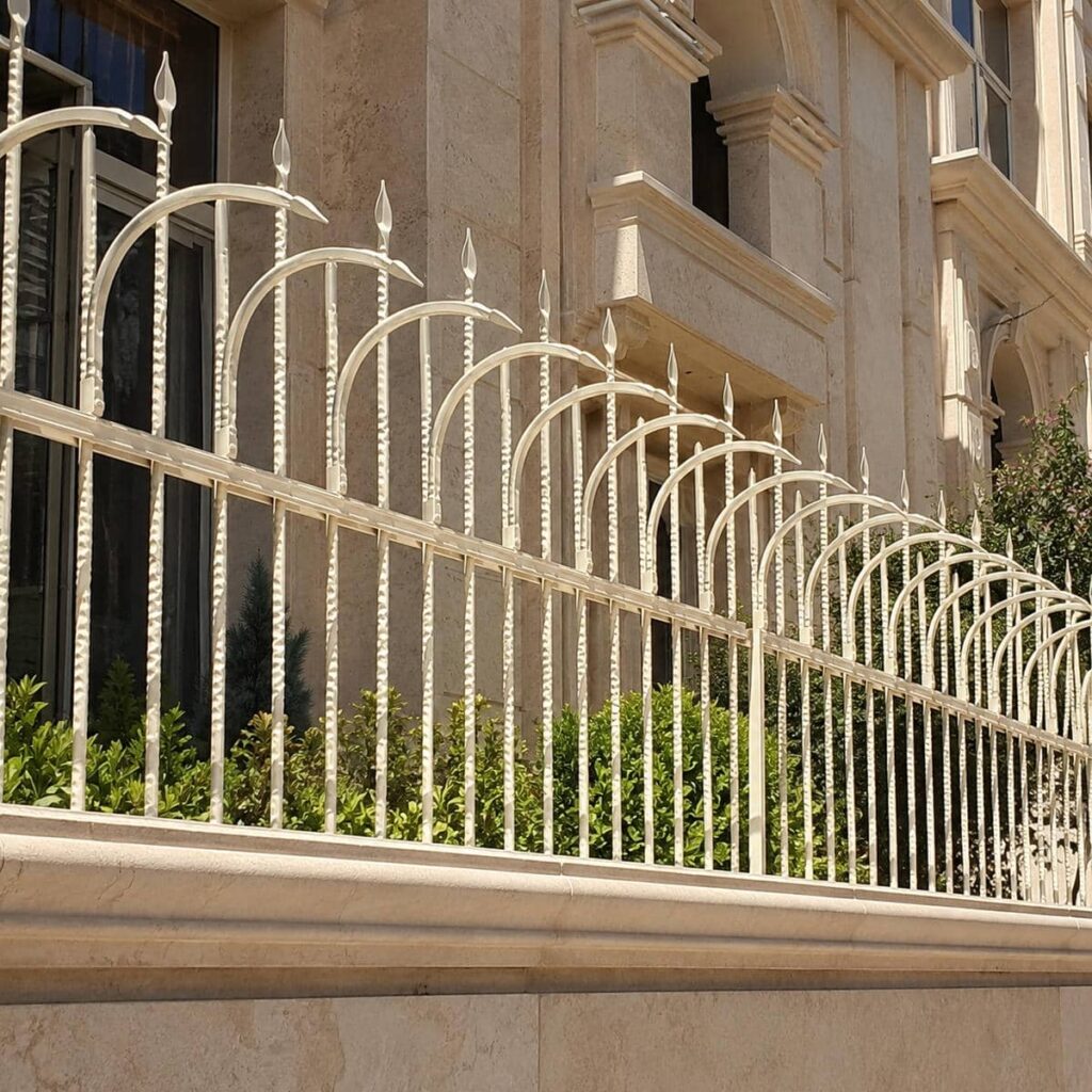 نرده آهنی روی دیوار با مدل شاخ گوزنی مقاوم