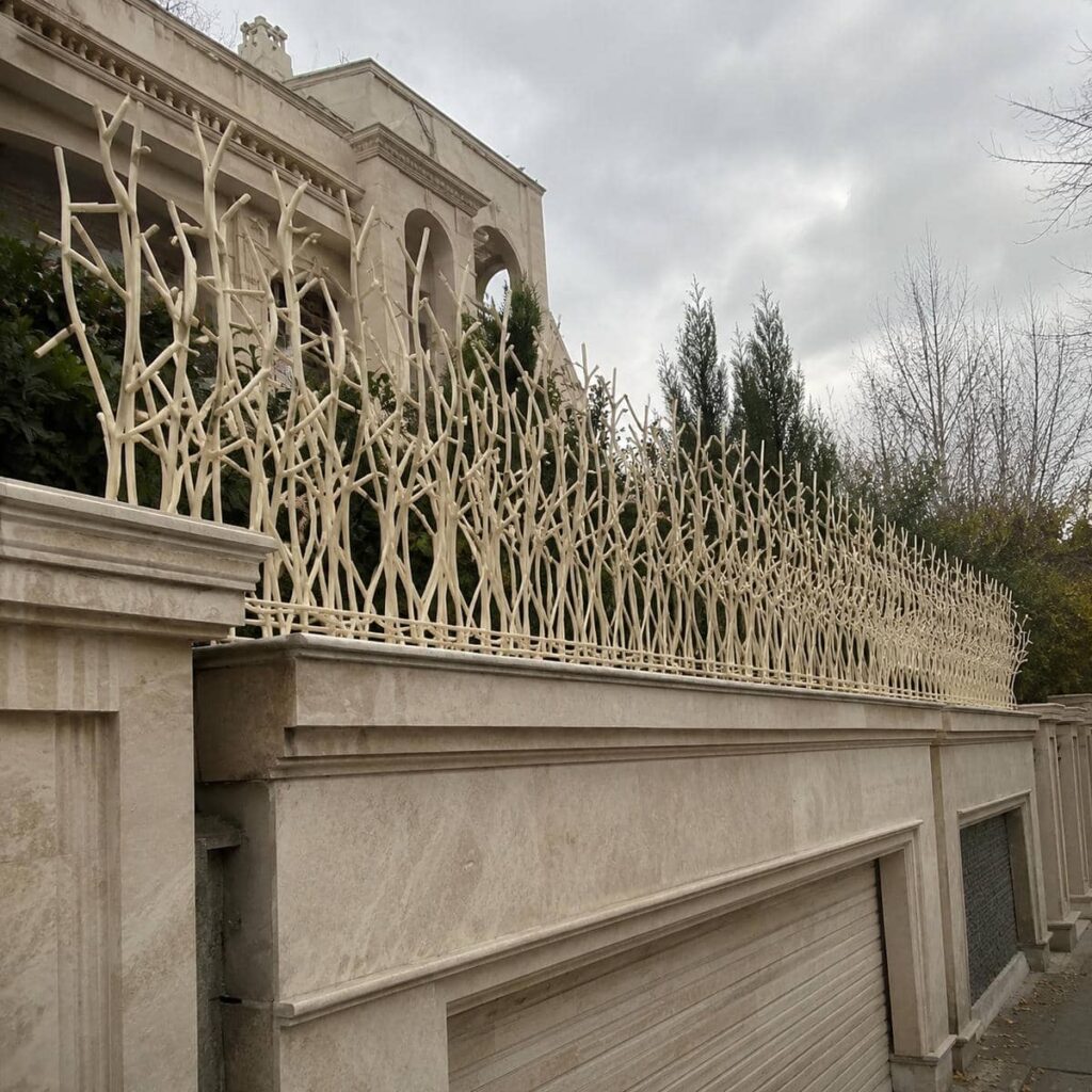 حفاظ دیوار در استان یزد با مدل سرنیزه ای ساده برای ساختمان