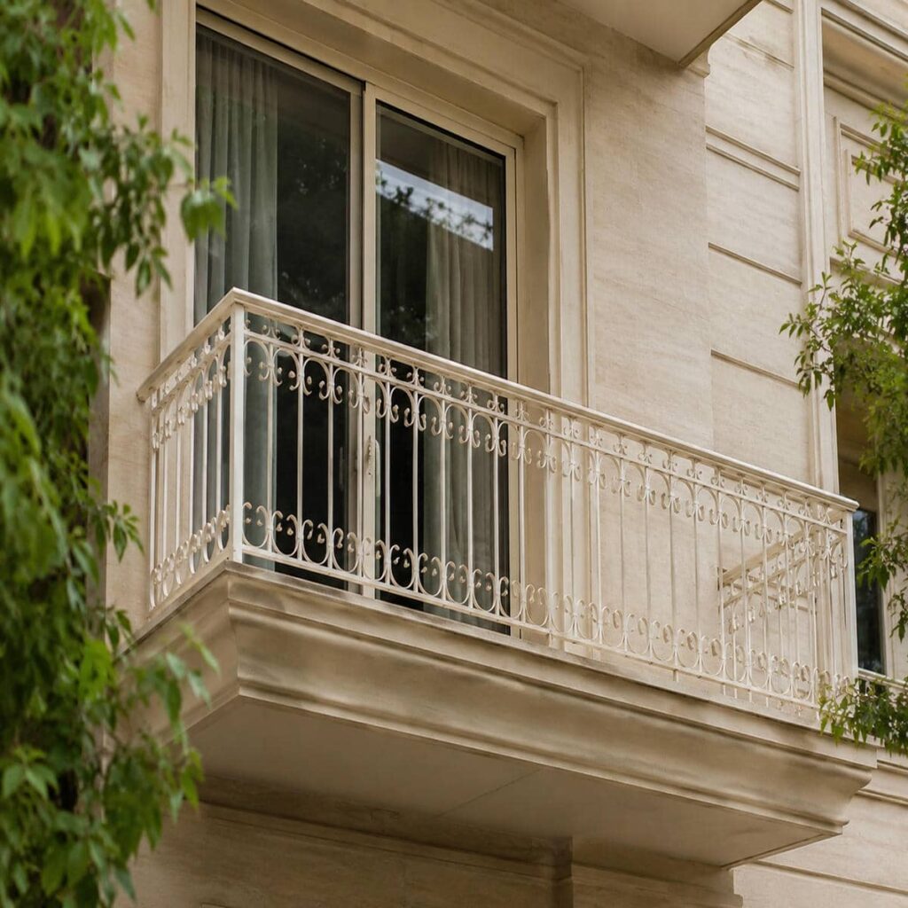 نرده بالکن در شیراز با مدل فرفورژه برای تراس مسکونی