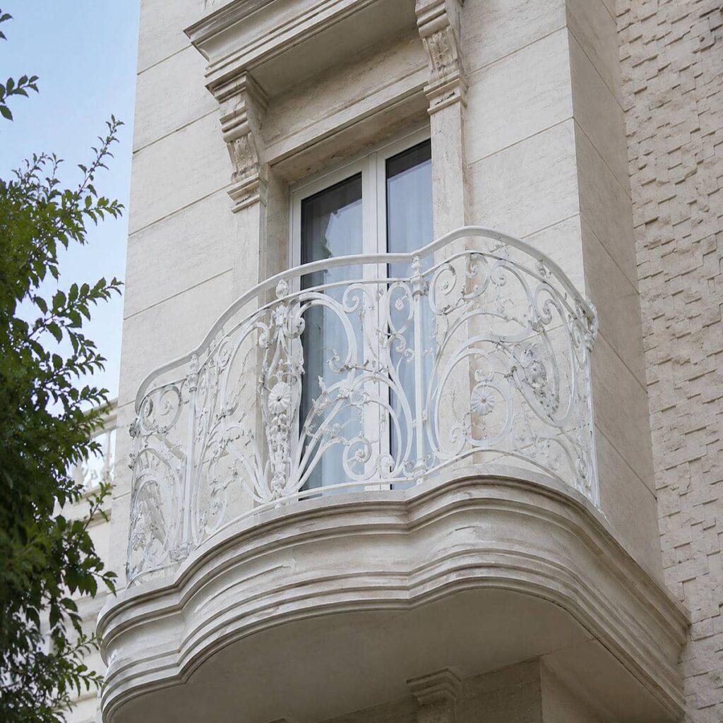 نرده بالکن در استان همدان با پوشش مشکی و ساختار ساده