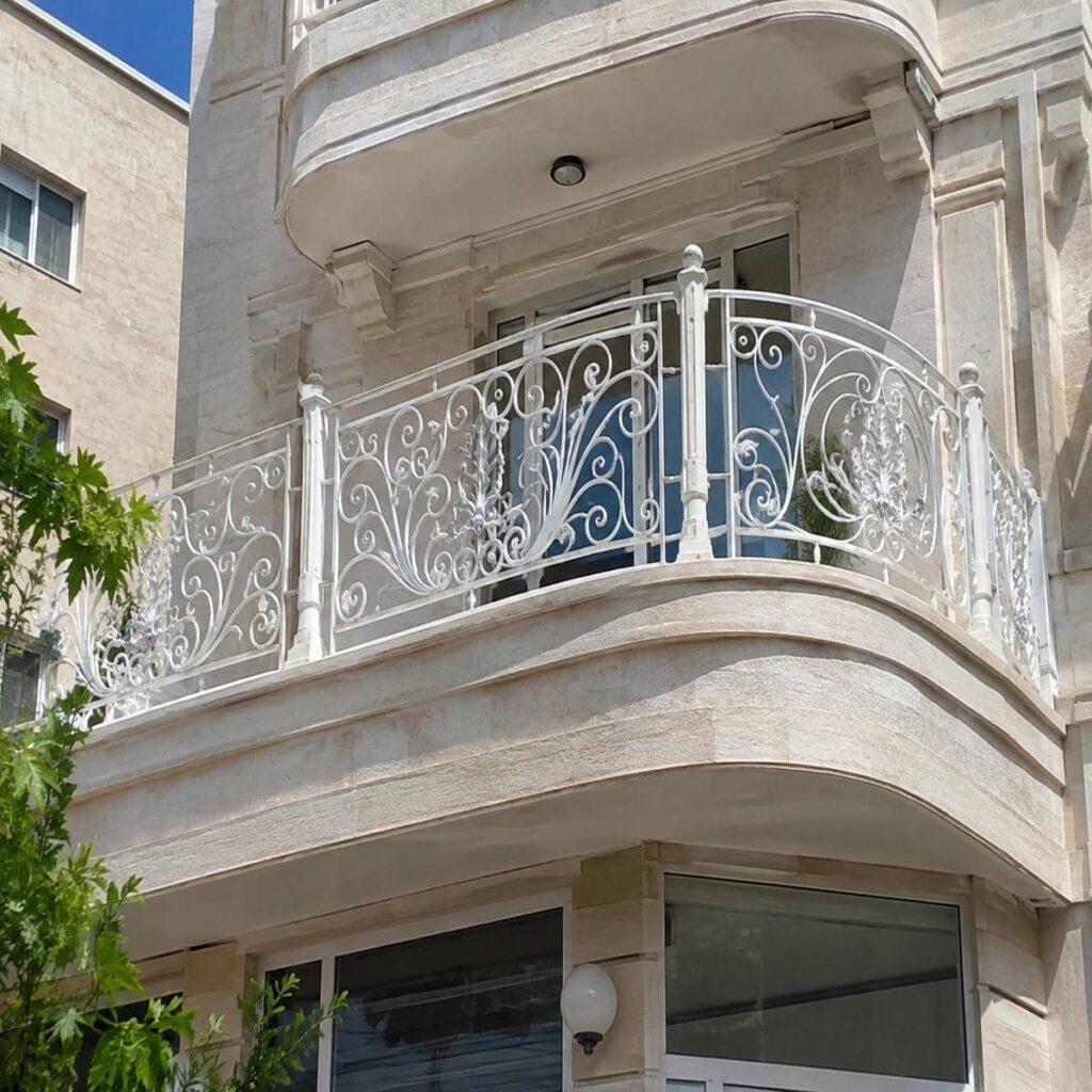 نرده بالکن در بندرعباس با پوشش سفید برای تراس مسکونی