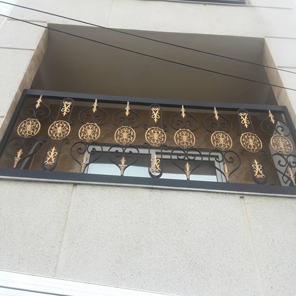نرده بالکن در بجنورد با اتصالات مرتب در نمای مسکونی