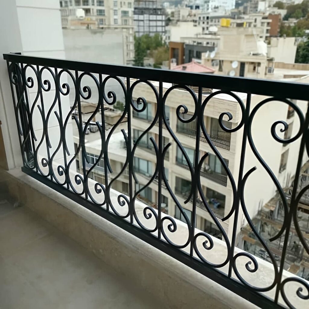 نرده بالکن در قم هنگام بازدید تخصصی محل پروژه