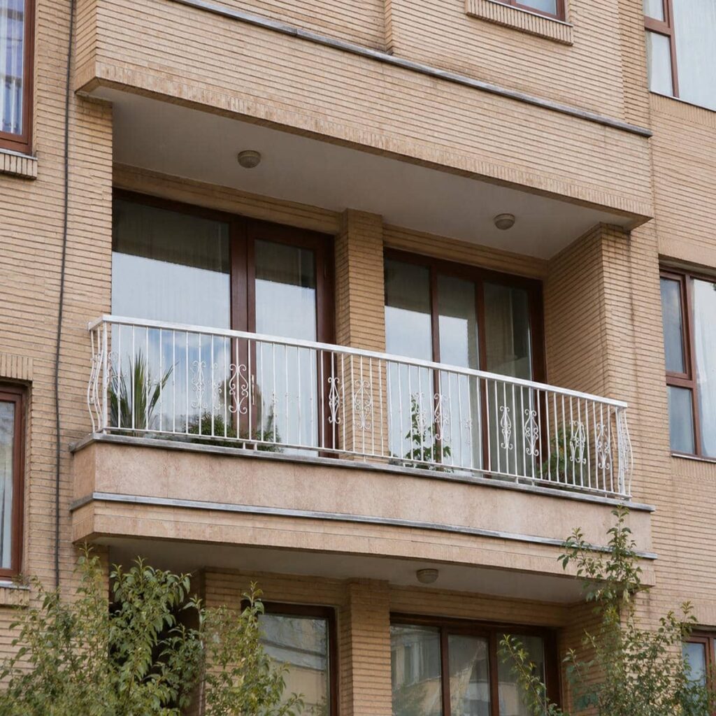 نرده بالکن در بندرعباس هنگام مشاوره انتخاب مدل
