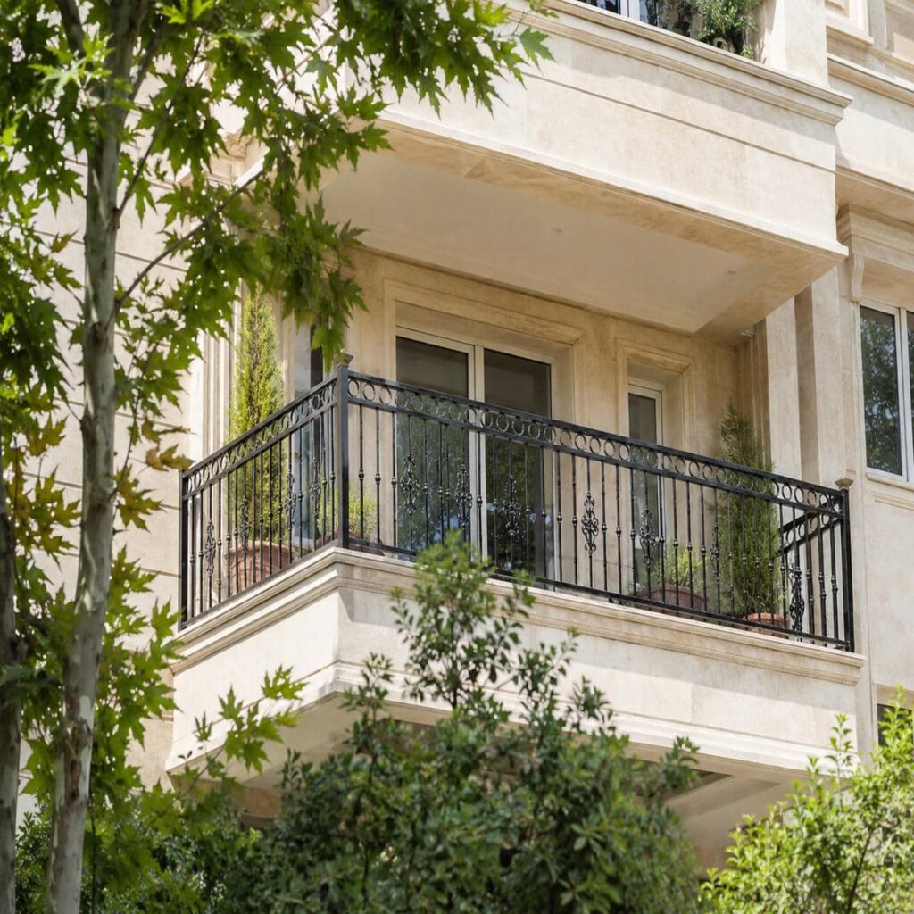 نرده بالکن در رشت با مدل ساده برای دهانه گسترده