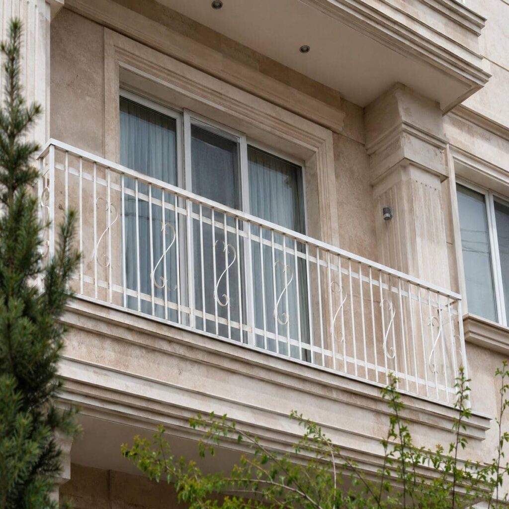 نرده بالکن در گرگان با متریال فلزی و پوشش سفید
