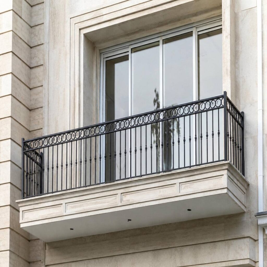 نرده بالکن در یزد هنگام مشاوره بررسی مدل پروژه