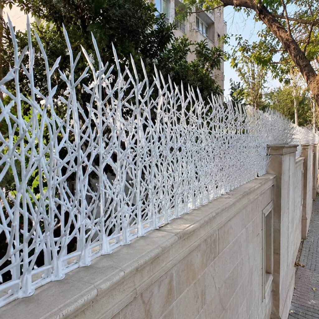 حفاظ دیوار در شهرکرد با مدل شاخ گوزنی برای نمای کلاسیک