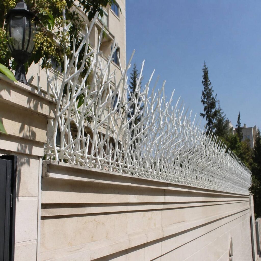 حفاظ روی دیوار فلزی با طراحی شاخ گوزنی در فضای باز