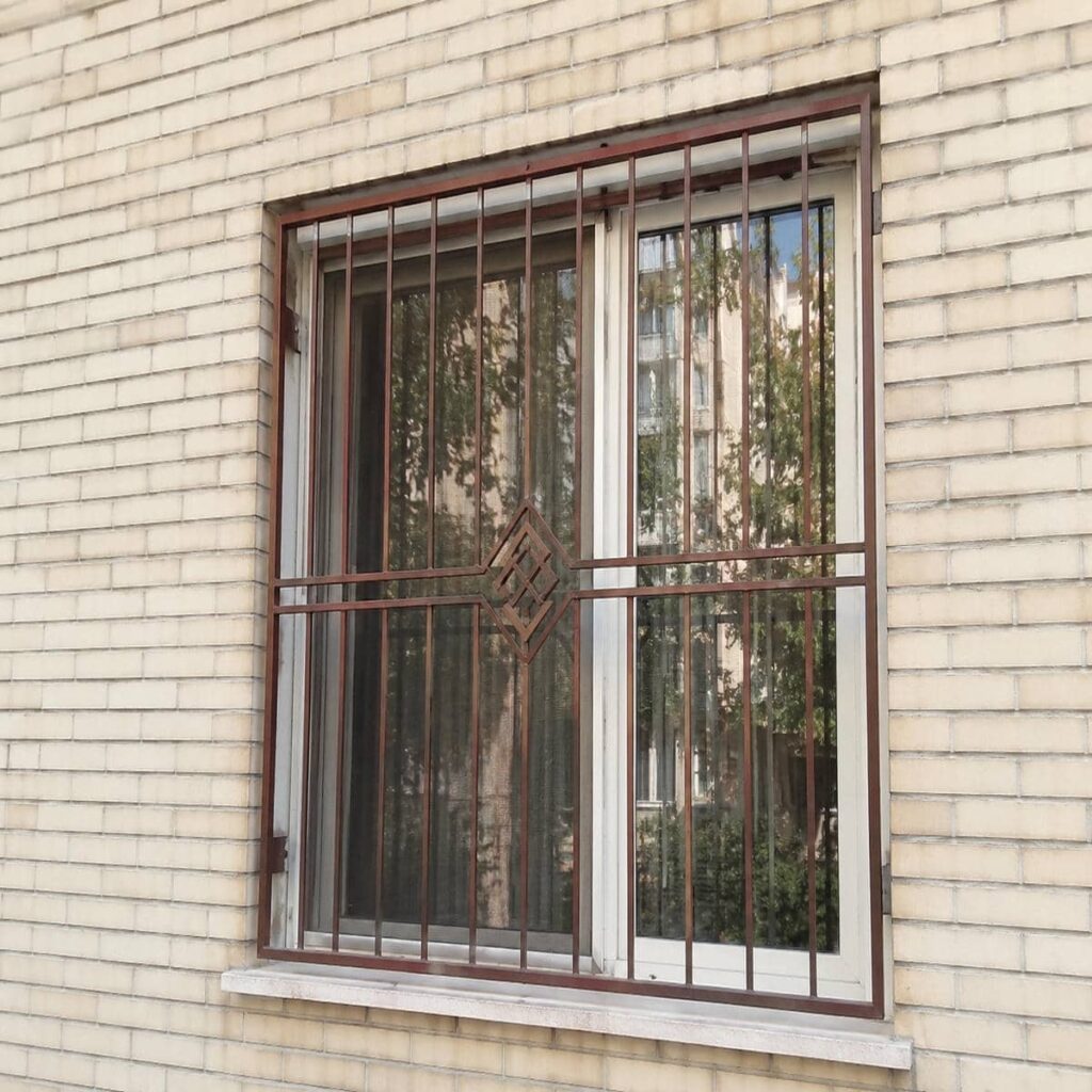 حفاظ پنجره فرفورژه برای نمای سنتی ساختمان در اهواز