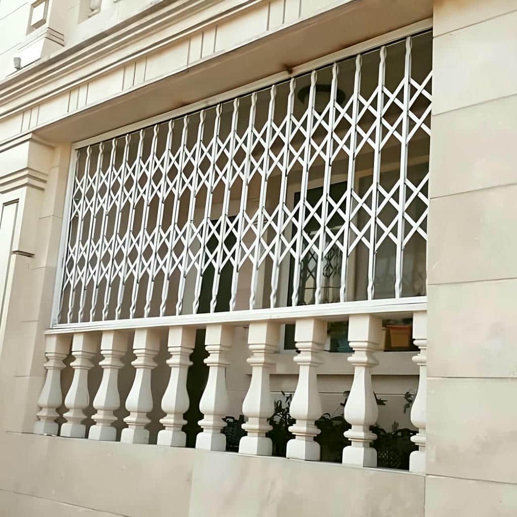 حفاظ پنجره متحرک فرفورژه با طرح کلاسیک فلزی